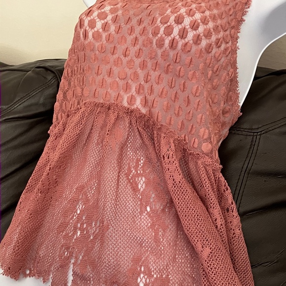 FREE PEOPLE - Dotted Lace Peplum Tank Top - (Coral) - Picture 4 of 6